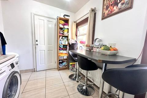 4 bedroom end of terrace house to rent, Eastham E6
