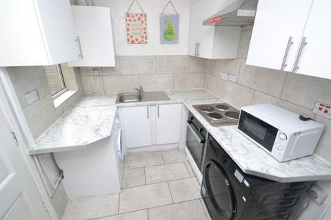 3 bedroom terraced house to rent, Highfield Road, Nottingham NG7