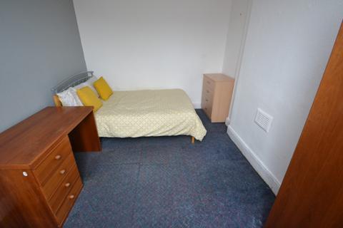 3 bedroom terraced house to rent, Highfield Road, Nottingham NG7