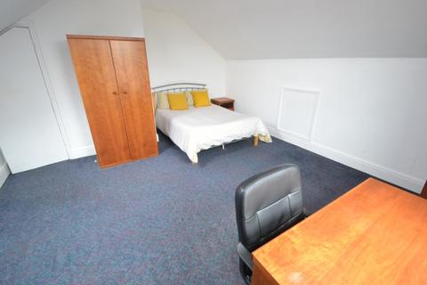 3 bedroom terraced house to rent, Highfield Road, Nottingham NG7