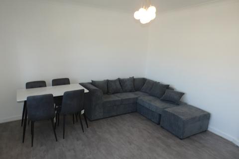 3 bedroom flat to rent, Waterfoot Avenue, Glasgow G53