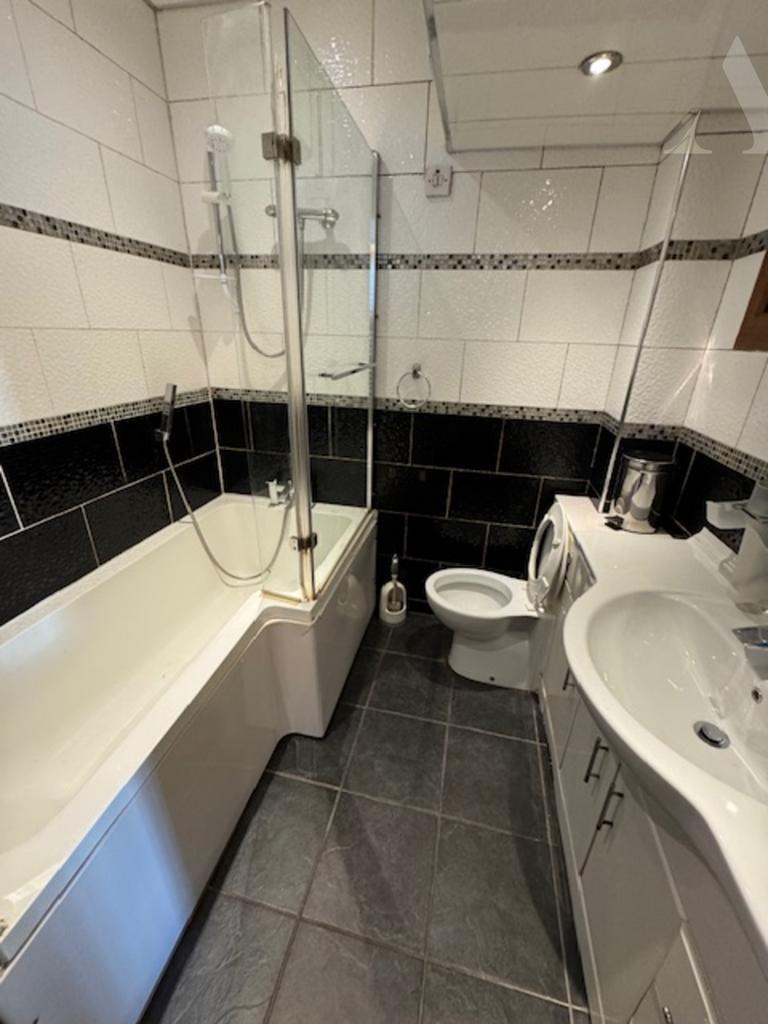 35 glenpark road bathroom