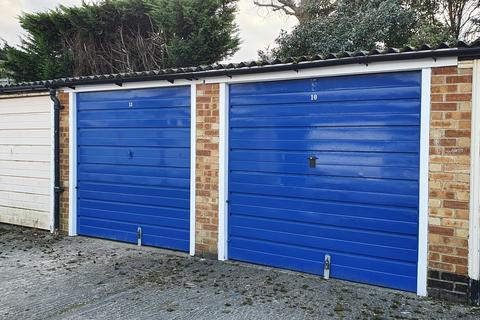 Garage to rent, Huntingdon Gardens, Worcester Park KT4