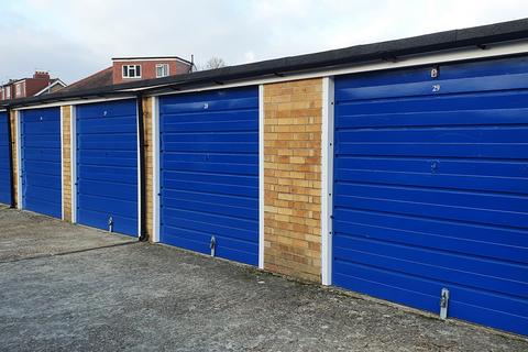 Garage to rent, Huntingdon Gardens, Worcester Park KT4