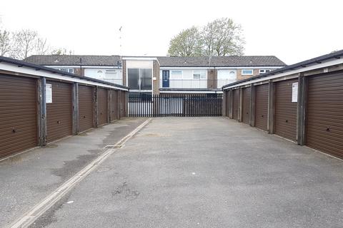 Garage to rent, Romsey Close, Aldershot GU11