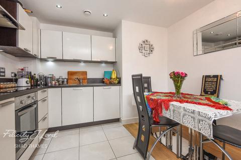 2 bedroom flat to rent, Albatross Way, LONDON