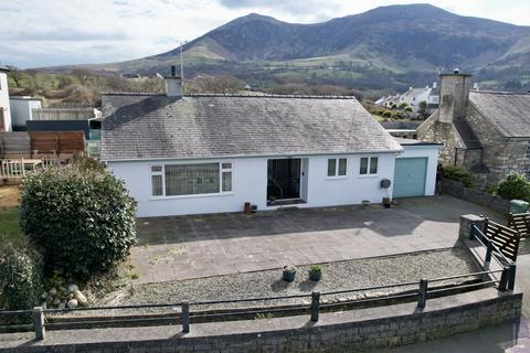 undefined, Bryn, Trefor
