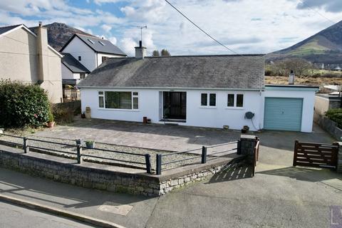 undefined, Bryn, Trefor