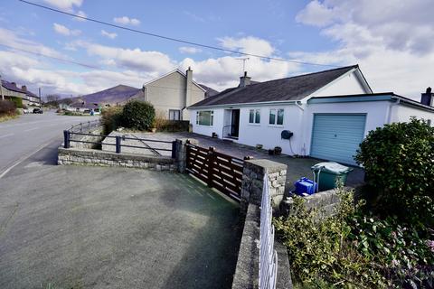 undefined, Bryn, Trefor
