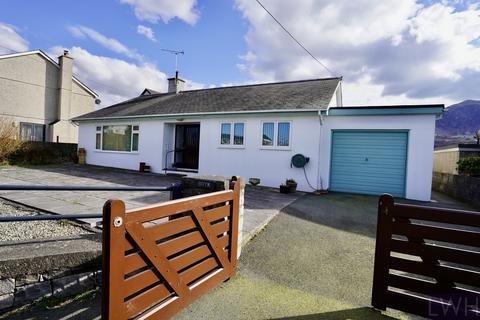 undefined, Bryn, Trefor