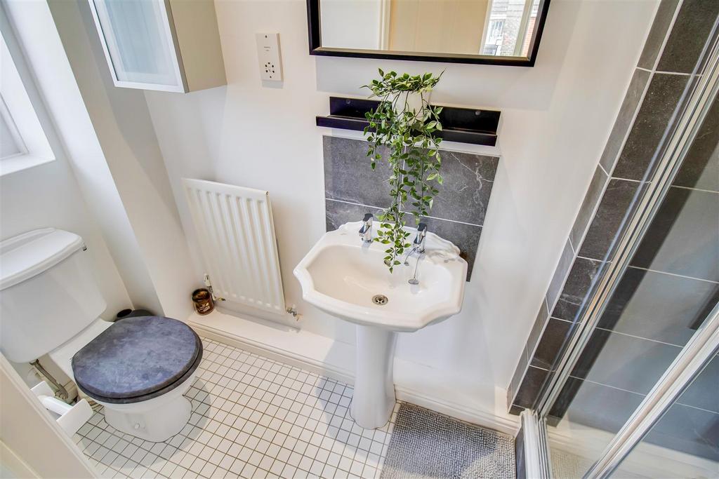 En suite shower room/w.c.