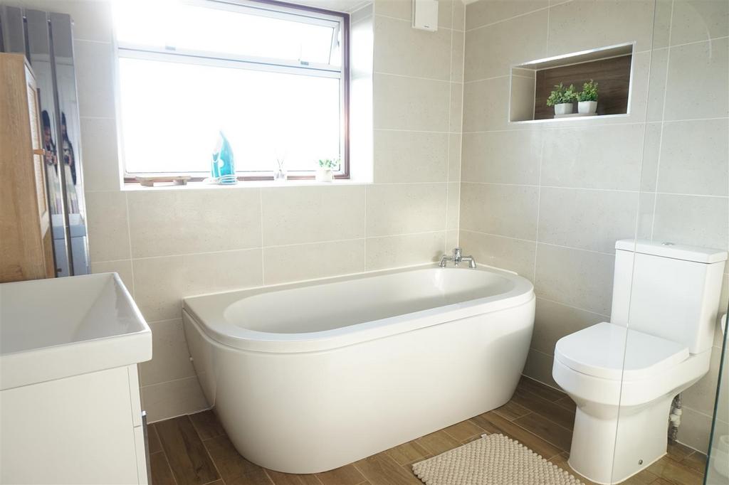 Bath/shower room