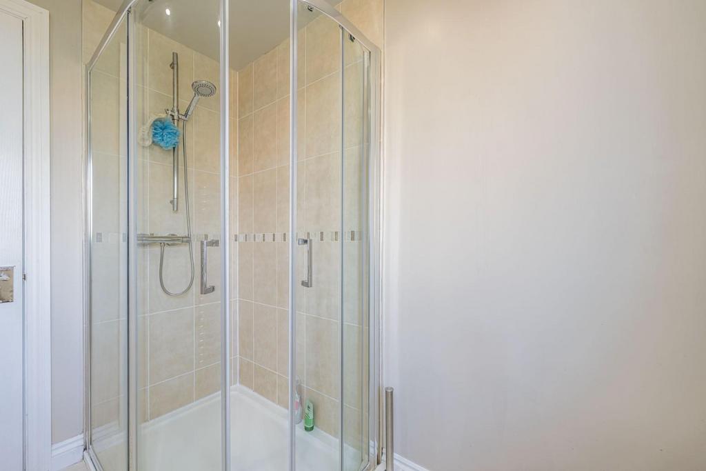 Shower Room 2 F 2
