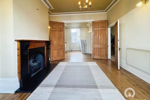 4 bedroom terraced house to rent, Cobham Street, Kent DA11