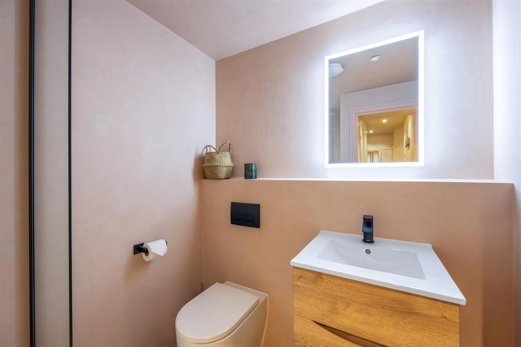 7 B Queen Sq Bathroom.jpeg