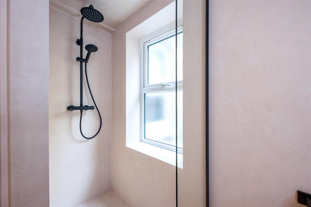 7 B Queen Sq Bathroom b.jpeg