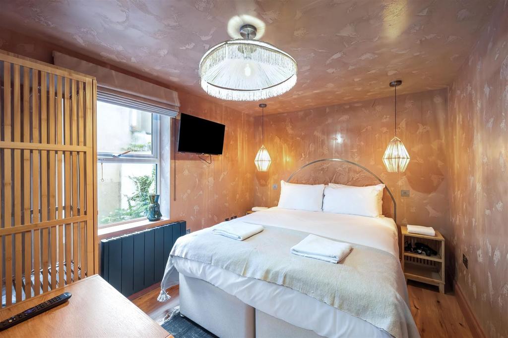 7 B Queen Sq Bedroom.jpeg