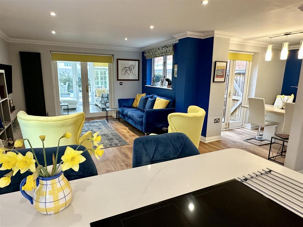Kitchen/dining/living room