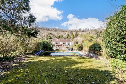 33 Dome Hill, Caterham, CR3 6EF