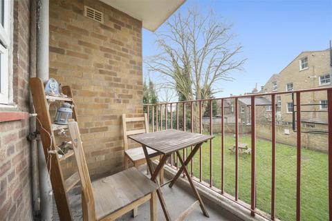 3 bedroom flat for sale, Evering Road, London