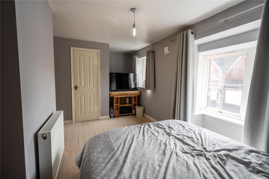 Bedroom 1 (2)