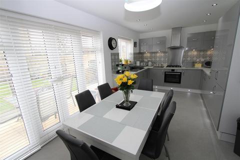 21 Black Myres Close, Queensbury, Bradford, BD13 2FQ