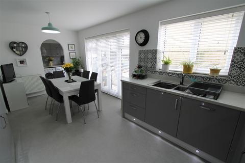 21 Black Myres Close, Queensbury, Bradford, BD13 2FQ