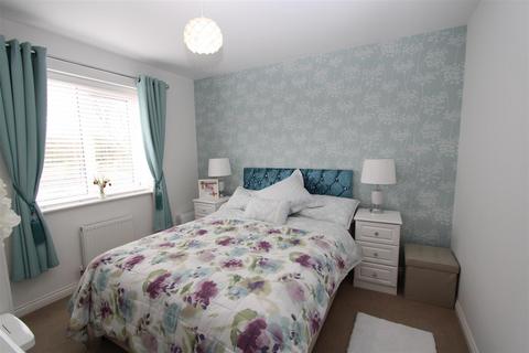 21 Black Myres Close, Queensbury, Bradford, BD13 2FQ