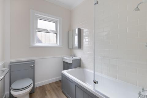 Flat 3, 38 Dagnall Park, London, SE25 5PH
