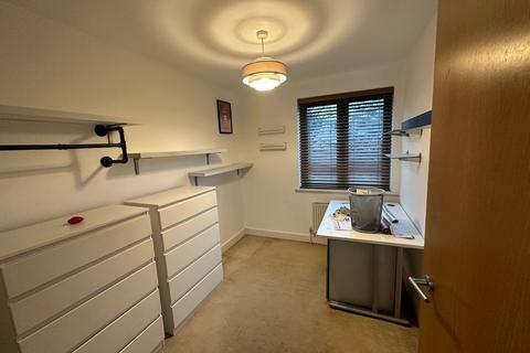 2 bedroom flat to rent, Buckhurst Way, Buckhurst Hill IG9