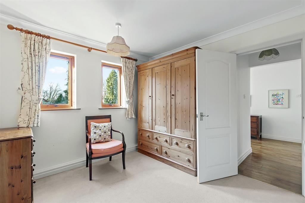 Bed 1 Dressing Area.jpg