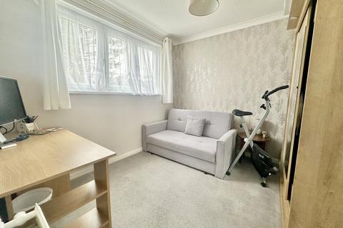 6 Blackfield Road, Bournemouth, BH8 0EZ