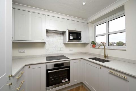 2 bedroom flat for sale, Church Crescent, London N10