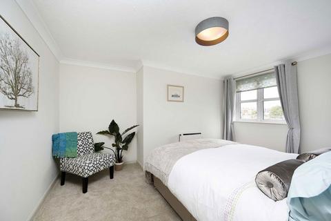 2 bedroom flat for sale, Church Crescent, London N10
