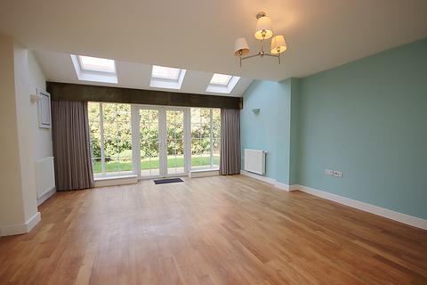 7 Ellis Road, Broadbridge Heath, Horsham, RH12 3GH