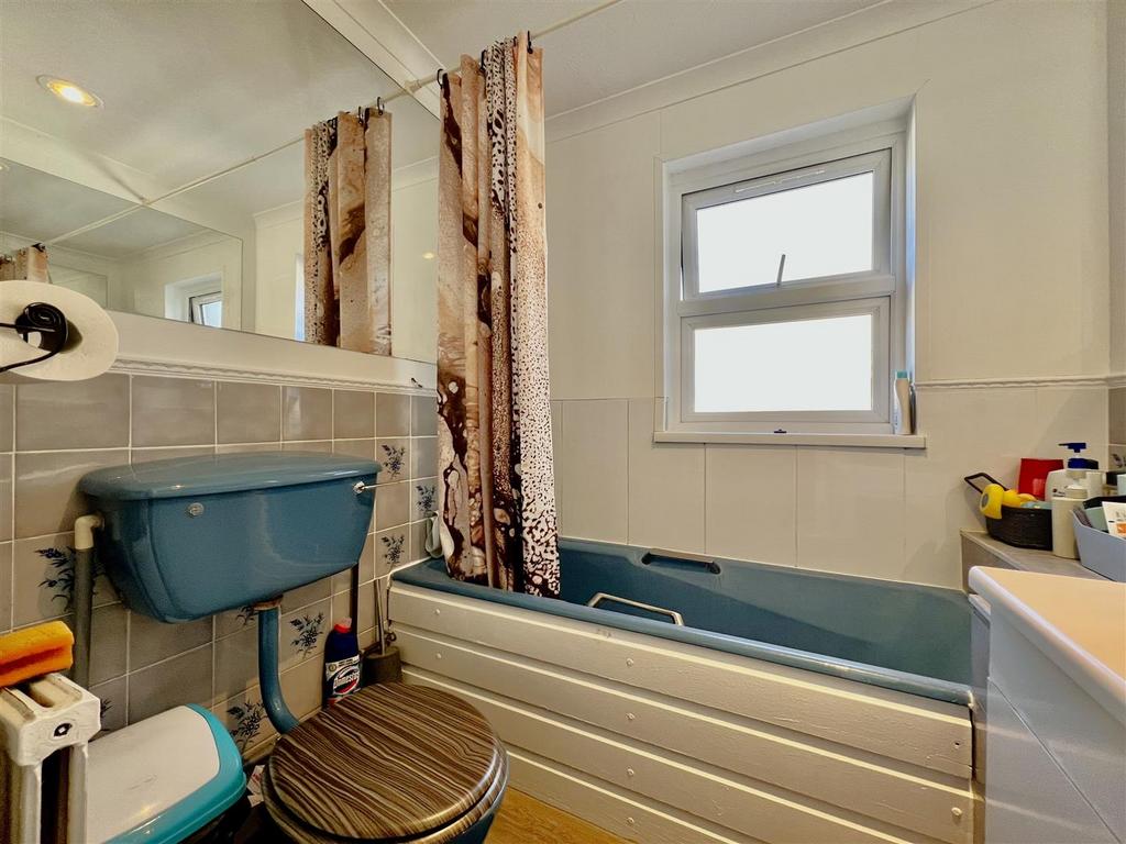 Family Bathroom/ WC