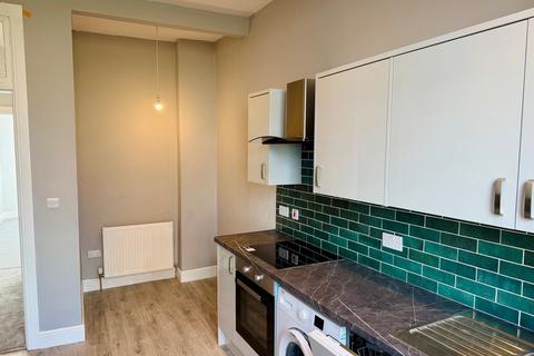 3 bedroom flat to rent, High Street, Glasgow G4
