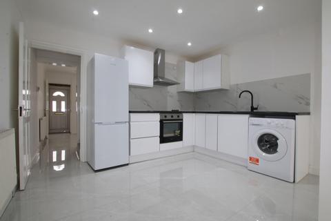 3 bedroom terraced house to rent, Upton Road, Slough