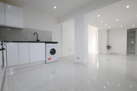 3 bedroom terraced house to rent, Upton Road, Slough