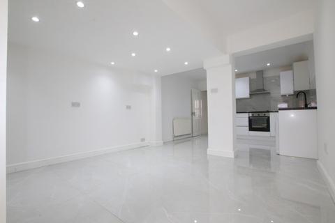 3 bedroom terraced house to rent, Upton Road, Slough