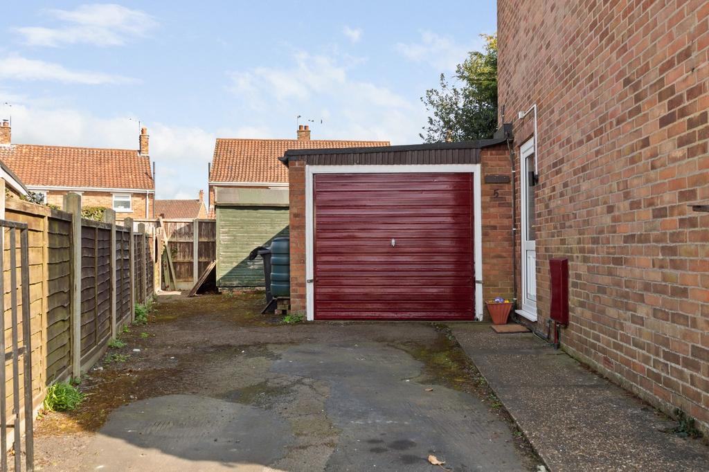 Drive & Garage