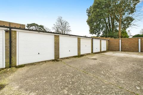 32 April Close, Horsham, RH12 2LN