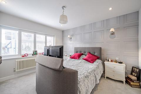 66 Court Avenue, Coulsdon, CR5 1HE