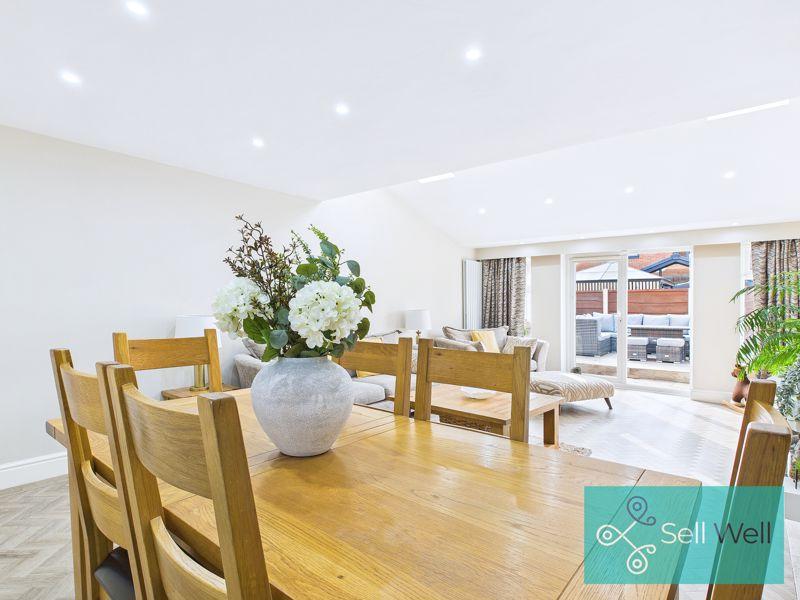 Lounge/Dining Area