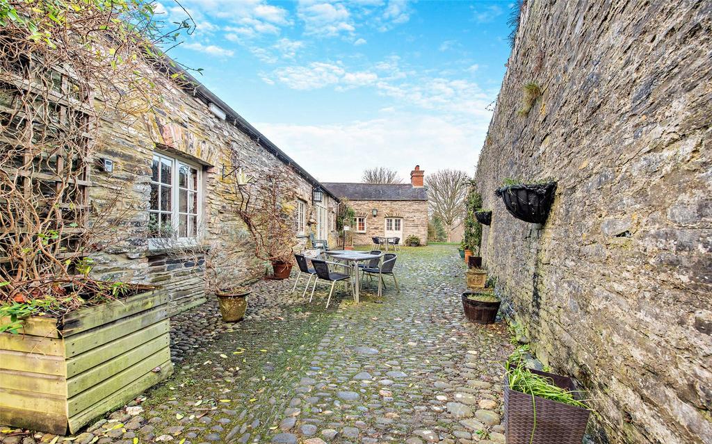 Cottages Courtyard