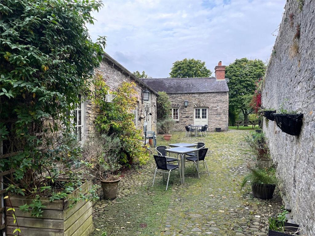 Cottages Courtyard