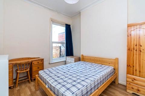 3 bedroom terraced house to rent, Ordnance Road, Hampshire SO15