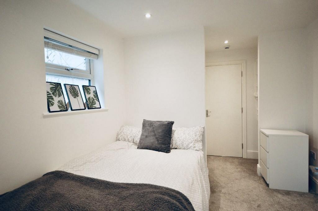 A bright and tidy double bedroom with stylish d...