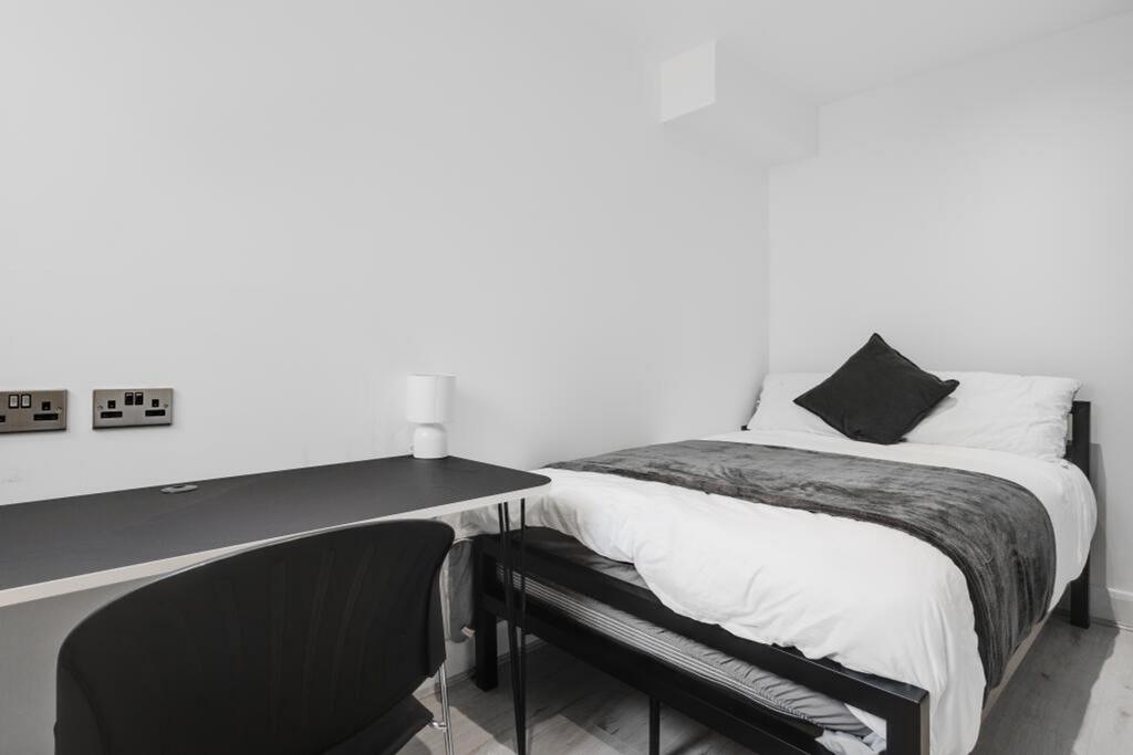 A stylish and tidy double bedroom featuring a c...