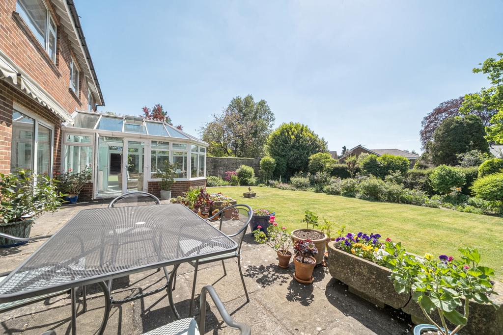 Sunny Dining Terrace